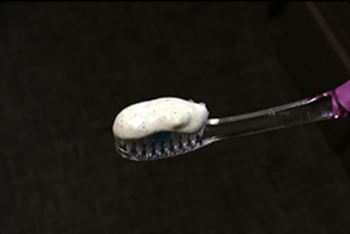 一次マイクロプラスチックの一例であるマイクロビーズを含む歯磨き粉。現在は多くの国で規制されている